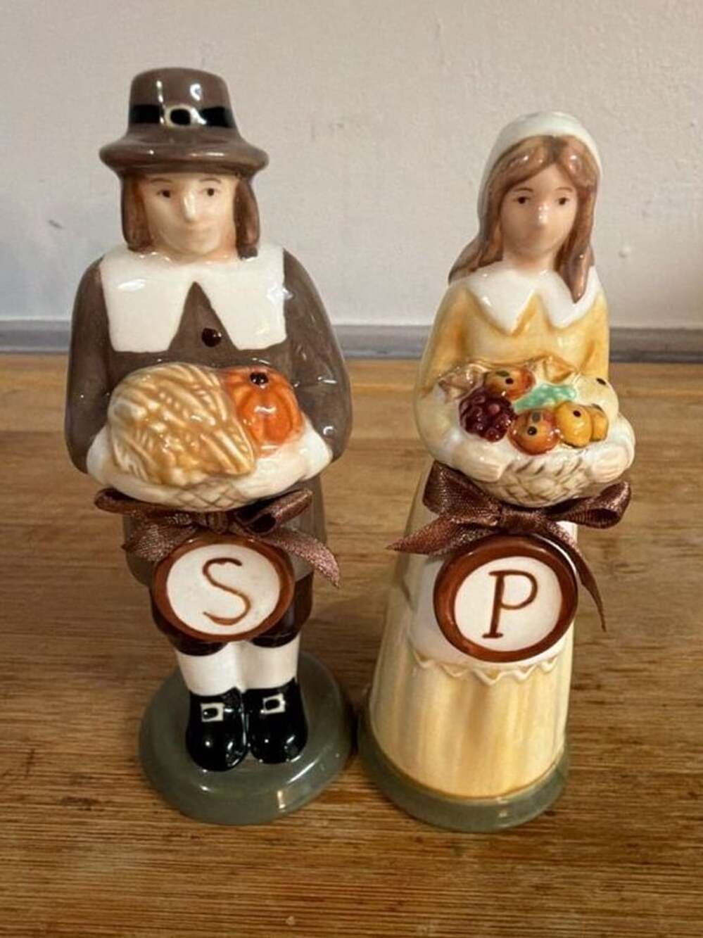 American Heritage The Pilgrim Pair Salt and Pepper Shakers Ceramic Thanksgiving